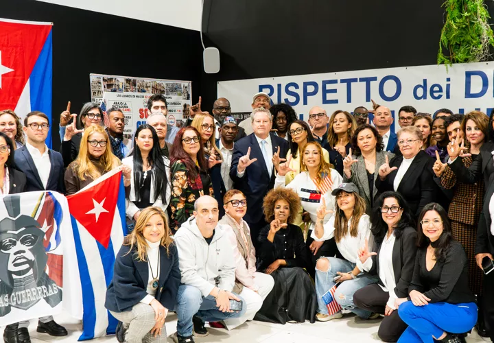 El jefe de la misión diplomática de EE.UU. en La Habana, Mike Hammer, con un grupo de cubanos en Roma. Foto. EFE