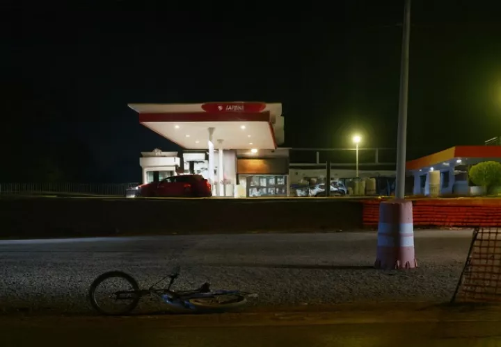 La víctima se cayó de la bicicleta y luego fue atropellado.  /  Imagen ilustrativa: Generada con AI