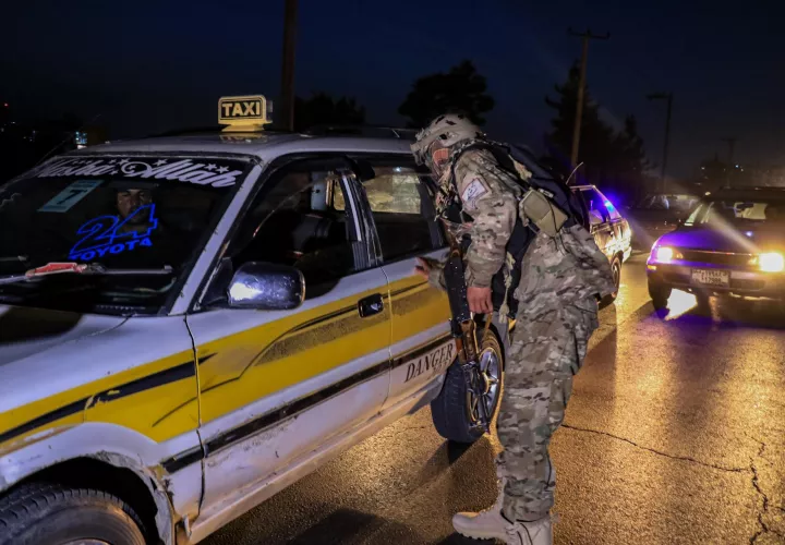 Un agente de seguridad talibán revisa un vehículo en un puesto de control en Kabul./ Foto: EFE