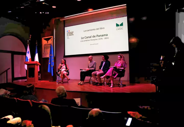 El libro fue presentado durante un conversatorio que reunió a académicos, investigadores y público interesado en la historia canalera.