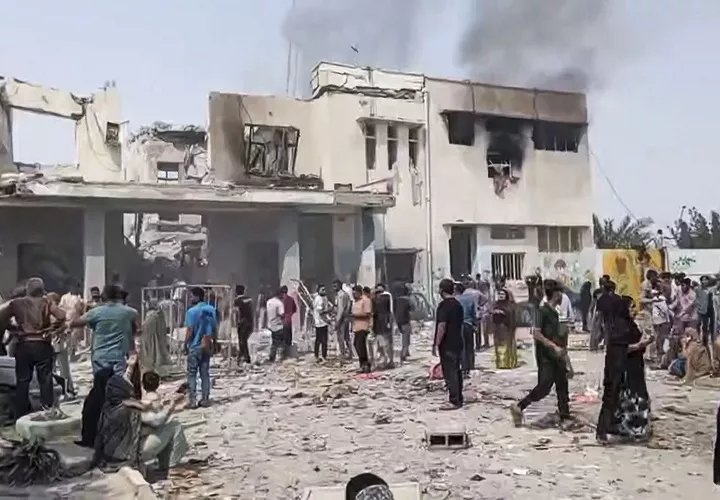 La ofensiva estadounidense e israelí comenzó a primera hora de la mañana contra objetivos en Teherán y otras ciudades iraníes, como Tabriz (noroeste) e Isfahán (centro). Foto. EFE