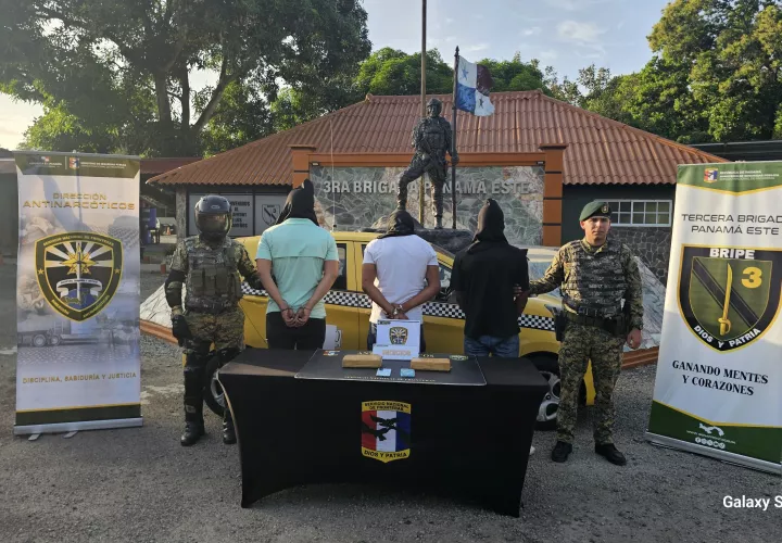 Tres detenido y un auto decomisado. 