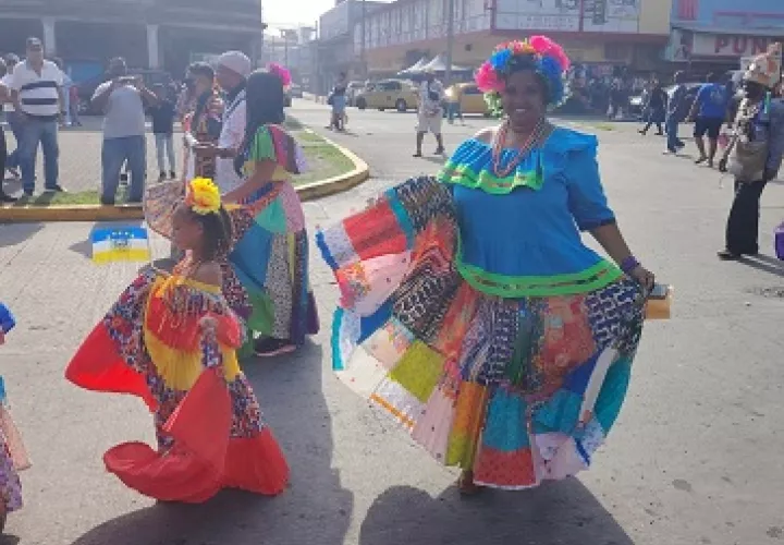 Al ritmo del tambor, las mujeres vestidas con la pollera Congo se tomaron las calles de la ciudad. 