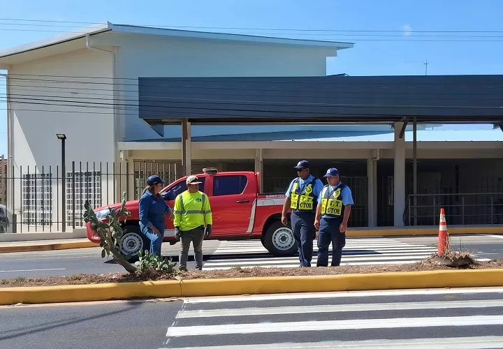 La Autoridad del Tránsito y Transporte Terrestre (ATTT) también anunció la instalación de resaltos y señalizaciones para reducir la velocidad de los vehículos y reforzar la seguridad vial, ante el incremento del movimiento peatonal por la entrada y salida de estudiantes. Foto. Thays Domínguez