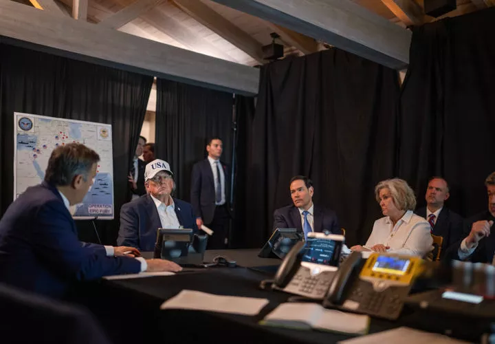 Donald Trump, junto a su equipo supervisan posibles amenazas dentro de Estados Unidos, después de que el FBI elevara el nivel de alerta ante el riesgo de atentados en represalia por el ataque contra Irán. Foto. Casa Blanca/EFE