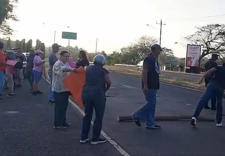 Residentes cerraron temporalmente el puente sobre el río Guararé en señal de protesta por la falta del vital líquido, situación que afecta principalmente al sector de Bella Vista. Foto. Thays Domínguez