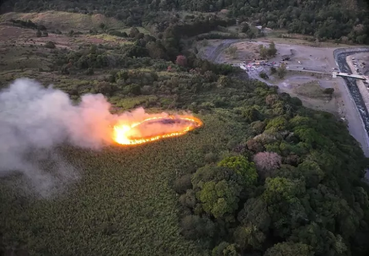 El Ministerio de Ambiente mantiene las investigaciones para determinar la extensión exacta del área afectada y las posibles causas del siniestro.  /  Foto: BCBRP