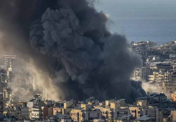 Una columna de humo se eleva tras ataques israelíes en el suburbio sur de Dahye en Beirut, Líbano, este pasado lunes. Las Fuerzas de Defensa de Israel (FDI) anunciaron este martes una nueva oleada de ataques contra Beirut, la capital del Líbano, con el objetivo de alcanzar cuarteles y depósitos de armas del grupo chiíta Hizbulá. EFE/ Edgar Gutiérrez