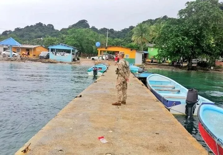 Durante la investigación se confirmó que la víctima se encontraba dentro del auto junto a su hijo menor, quien por fortuna no resultó herido.