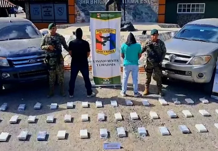 Los dos ciudadanos retenidos, así como las evidencias y los vehículos, quedaron a órdenes de la Fiscalía de Drogas para su debido proceso.  /  Foto: Senafront