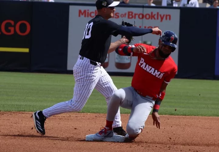 El panameño Allen córdoba (der.) durante el partido entre Panamá y los Yankees de Nueva York. Foto: José Pineda/ Fedebeis