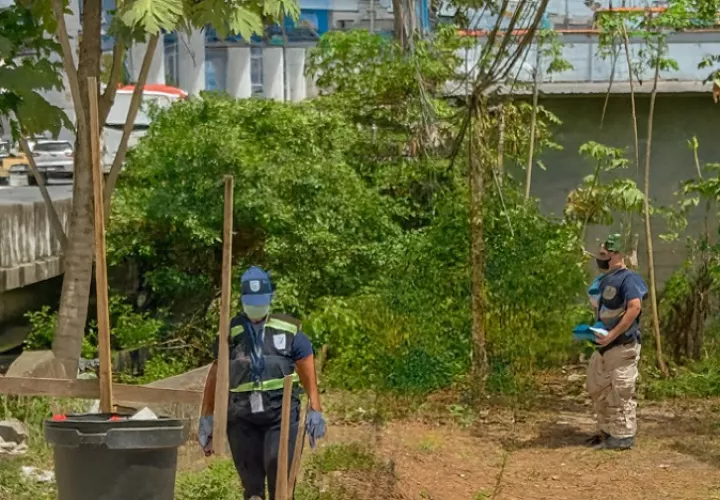 Personal de la Fiscalía Metropolitana efectuó el levantamiento de cadáver.  /  Imagen generada con IA Copilot