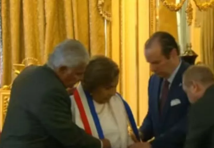 El presidente José Raúl Mulino y el canciller Javier Martínez Acha colocan la banda a la gobernadora Mayín Correa 