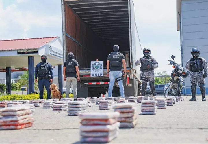 La droga estaba oculta en un doble fondo en el piso del contenedor.  /  Foto: PN