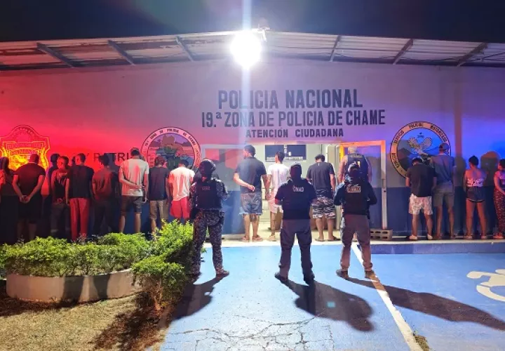 Entre los aprehendidos figuran 3 mujeres.  /  Foto: PN