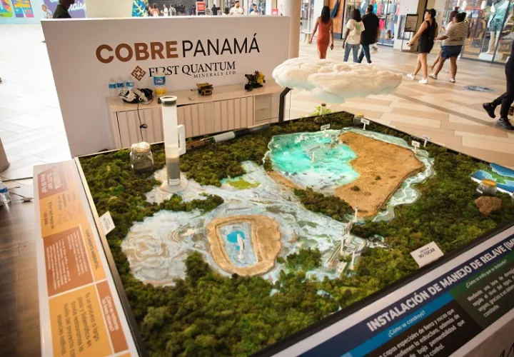 Durante estos días, los visitantes pueden interactuar con la maqueta del uso responsable del agua.