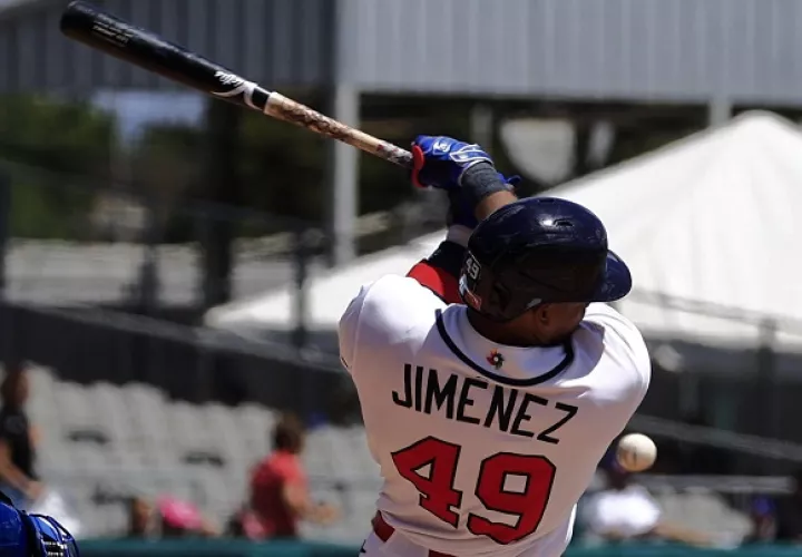 Leonardo Jiménez, de Panamá, en uno de sus turnos a la ofensiva. Foto: EFE