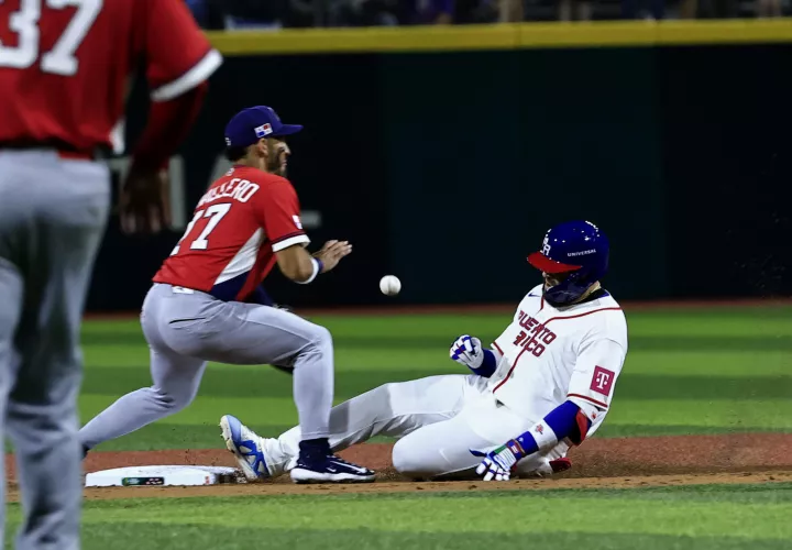 Emanuel Rivera (d), de Puerto Rico, se desliza en segunda base ante José Caballero, de Panamá (i). /Foto: EFE