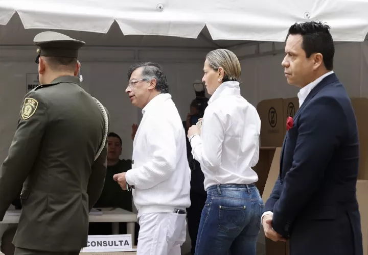 El presidente de Colombia, Gustavo Petro, llegó a votar acompañado por la primera dama Verónica Alcocer y sus hijas Sofía y Antonella. Foto. EFE