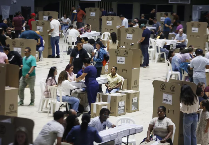 Ciudadanos asisten a votar en Cali (Colombia). EFE/ Ernesto Guzmán