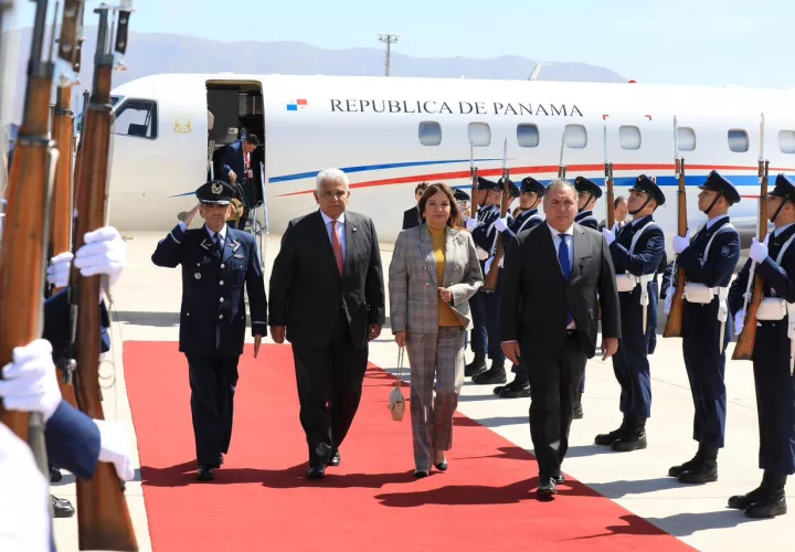 El presidente José Raúl Mulino fue recibido por Sergio Villagran, en representación del gobierno de Chile y por el embajador de Panamá en Chile, Enrique Jiménez.