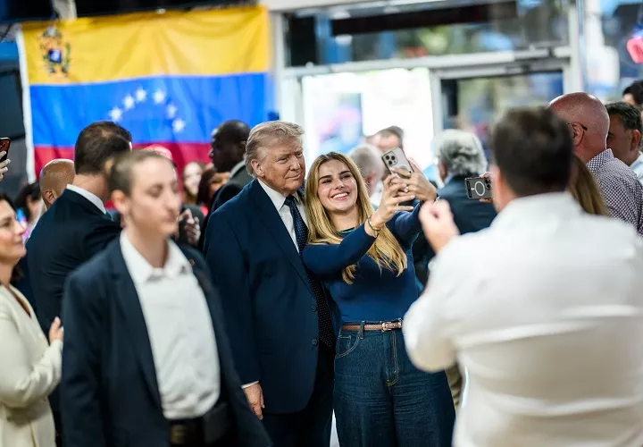 El presidente Donald Trump, compartió brevemente con los dueños y comensales de El Arepazo. Foto Casa Blanca/EFE