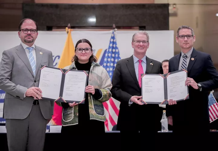 Ecuador y Estados Unidos firmaron un acuerdo con el que formalizaron la apertura de la primera oficina del Buró Federal de Investigaciones (FBI, en inglés) en el país andino, que tendrá como objetivo apoyar en el combate contra los grupos del crimen organizado internacional.  Foto. EFE. Embajada de EE.UU. en Ecuador 