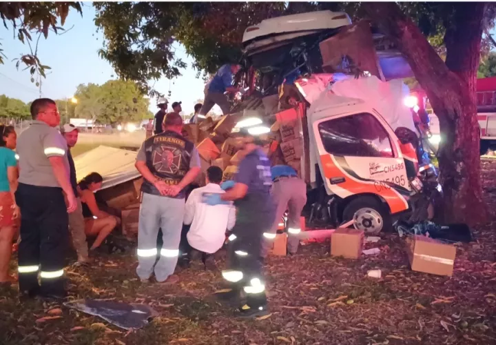 Al lugar del accidente acudieron alrededor de diez ambulancias de diferentes estamentos de seguridad y emergencia.