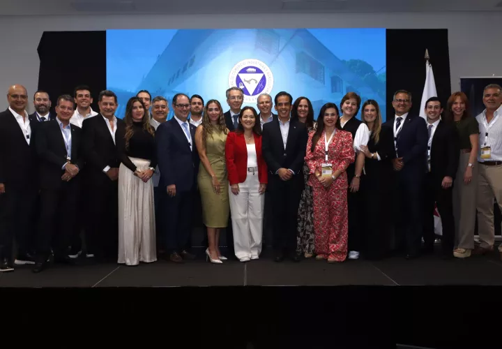 Aurelio Barría Pino junto a los directores principales y suplentes que lo acompañarán en la nueva Junta Directiva.