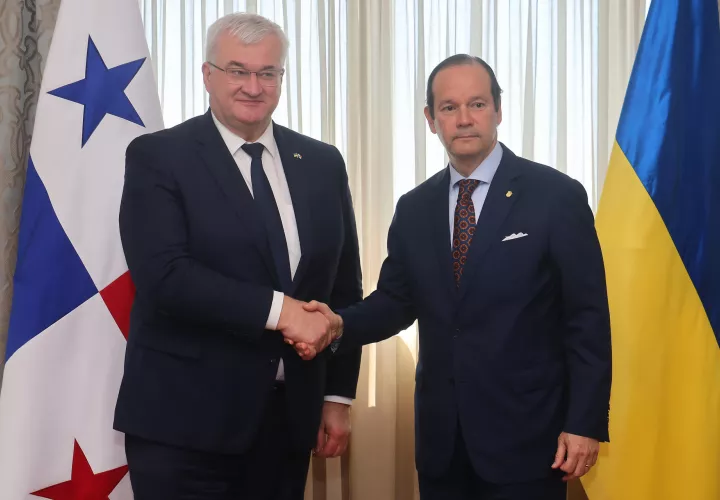 Martínez-Acha explicó que sostuvo una reunión de aproximadamente una hora con el canciller ucraniano Andrii Sybiha.