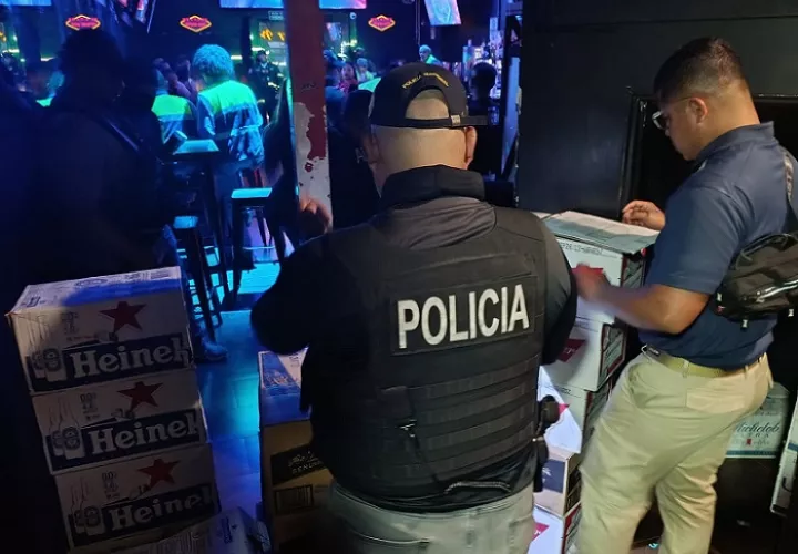  También se identificó a extranjeros sin permiso de trabajo y se decomisó cigarrillos, licor y tabaco que eran comercializados de manera irregular.  /  Foto: Eric Montenegro