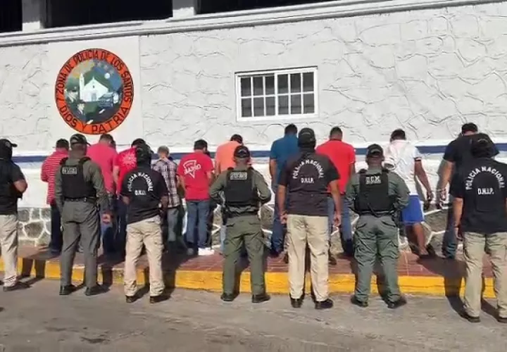 Entre los aprehendidos figuran dos funcionarios municipales.  / Foto: MP