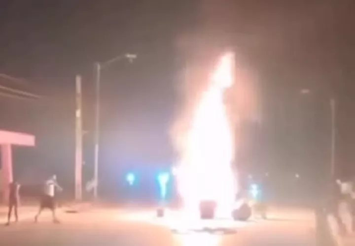 Los manifestantes entre gritos y cacerolazos exigen "libertad" y  la caída del régimen cubano. Foto. Tomada de video de @yusnaby
