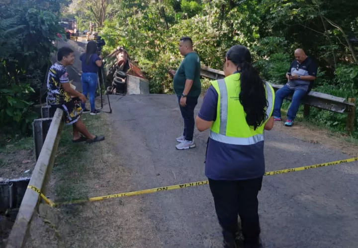Las autoridades locales insisten en que por 27 años han estado solicitando a los gobiernos de turno la necesidad de reemplazar el puente de metal debido al grave deterioro que presentaba.