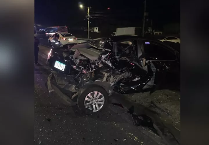 Varios de los vehículos fueron removidos en grúa.  /  Foto: Grupoelite