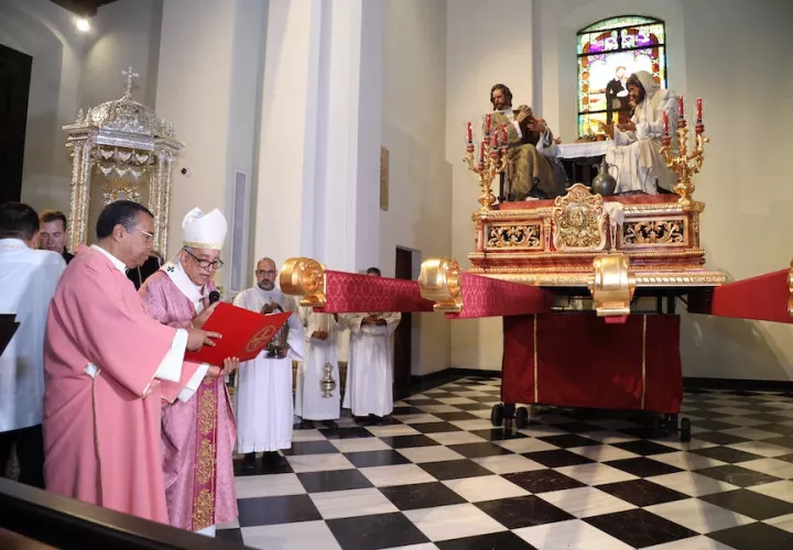 La ceremonia se realizó durante la misa dominical en la Catedral Basílica Santa María la Antigua, donde el arzobispo destacó el significado espiritual del Evangelio proclamado en la liturgia. 