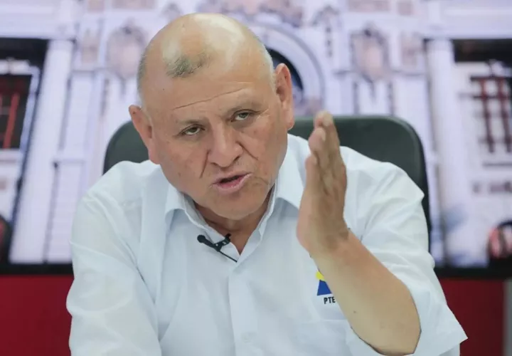 Napoleón Becerra, se accidentó a la altura del kilómetro 183 de la Vía de los Libertadores en la jurisdicción de la localidad de Huaytará, en Huancavelica. Foto. EFE