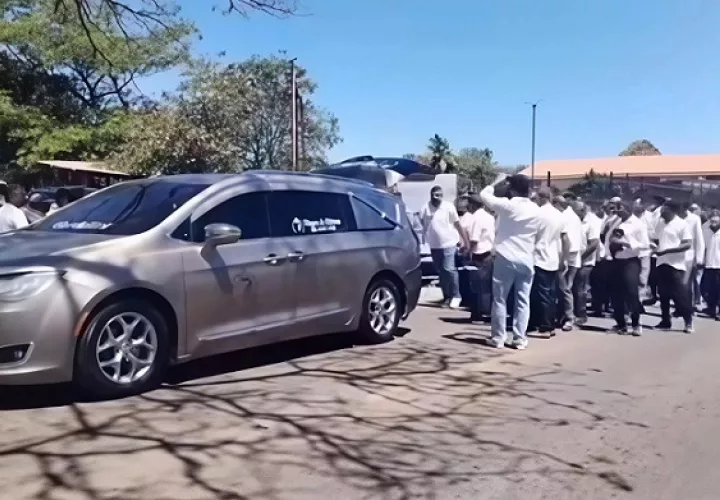 Una gran cantidad de personas se trasladaron hacia un cementerio en la provincia de Panamá Oeste, donde se dio su sepelio.  /  Foto: Thays Dom+inguez