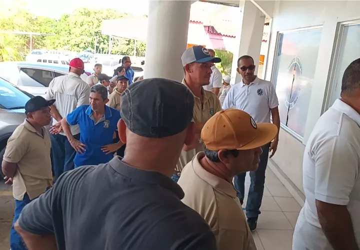 Los transportistas colegiales esperan que las autoridades refuercen los controles para garantizar un servicio seguro y regulado para los estudiantes de la provincia. Foto. Melquíades Vásquez