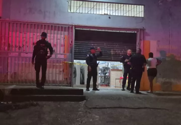 Al lugar del hecho llegaron agentes de la Policía Nacional para acordonar la escena del crimen.