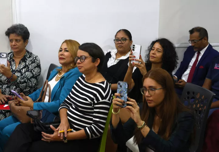 Personas asisten al conversatorio 'Cuidados y justicia social'.