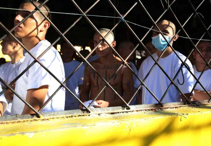 Foto de archivo de un grupo de reos en el Centro Penal de Seguridad de Chalatenango (El Salvador). EFE/ Miguel Lemus
