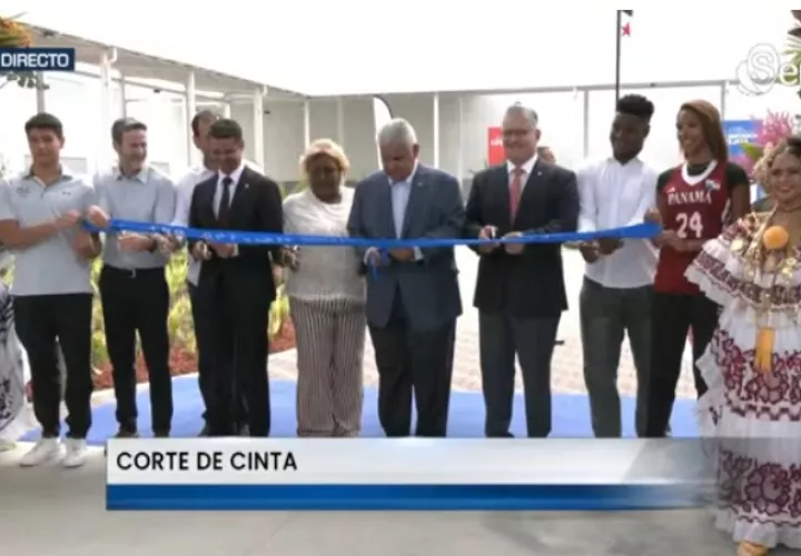 Con el corte de cinta y la develación de una placa queda formalmente inagurada el centro. 