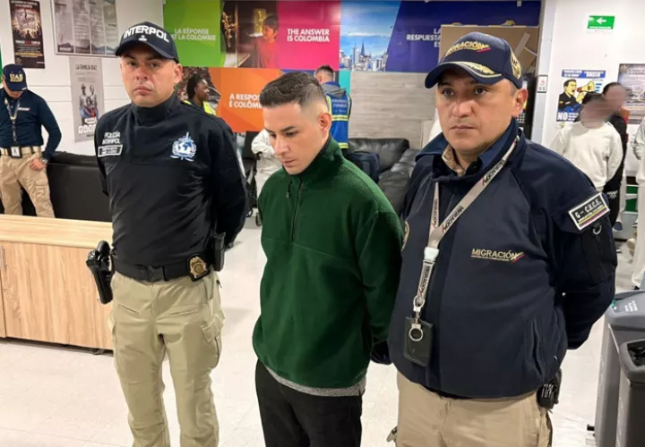 Ángel Esteban Aguilar Morales, alias Lobo Menor (c), fue detenido por funcionarios de Migración Colombia. Foto. EFE