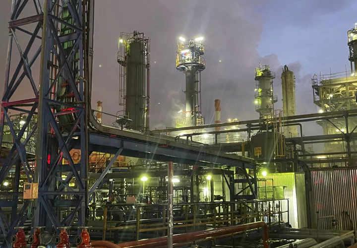 La refinería de petróleo de Haifa, la ciudad más importante del norte de Israel, sufrió daños este jueves tras el último ataque con misiles lanzados desde Irán. Foto. EFE