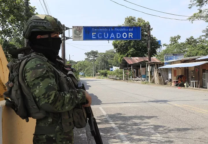 Un soldado del Ejército de Ecuador custodia en el Puente Internacional San Miguel. Foto. EFE