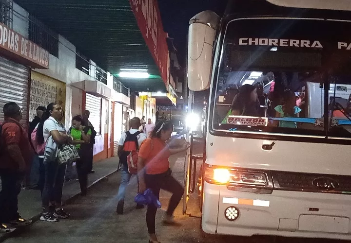 En el caso del distrito de La Chorrera, la propuesta de los transportistas es aumentar a $0.50 en los llamados “buses de lujo” que viajan a la capital, al igual que a los de “lata”. Foto. Eric Montenegro