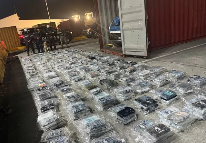 La narcocarga estaba oculta entre mercancía declarada.  /  Foto: PN