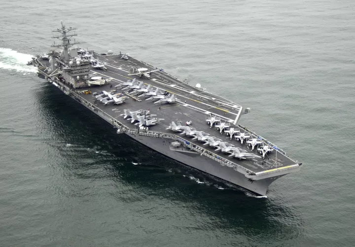 El USS Nimitz, considerado uno de los buques de guerra más grandes del mundo, mide unos 333 metros de largo y tiene capacidad para albergar hasta 90 aeronaves.