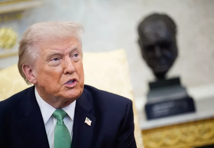 El presidente Donald Trump, informó  que ha ordenado a su Departamento de Guerra posponer durante cinco días los ataques militares contra centrales eléctricas e infraestructura energética iraníes tras "conversaciones productivas" entre EE.UU. e Irán para la resolución de las hostilidades. Foto. EFE